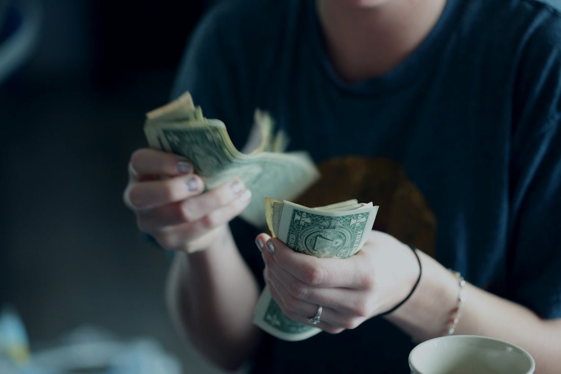 Personne comptant des billets de banque