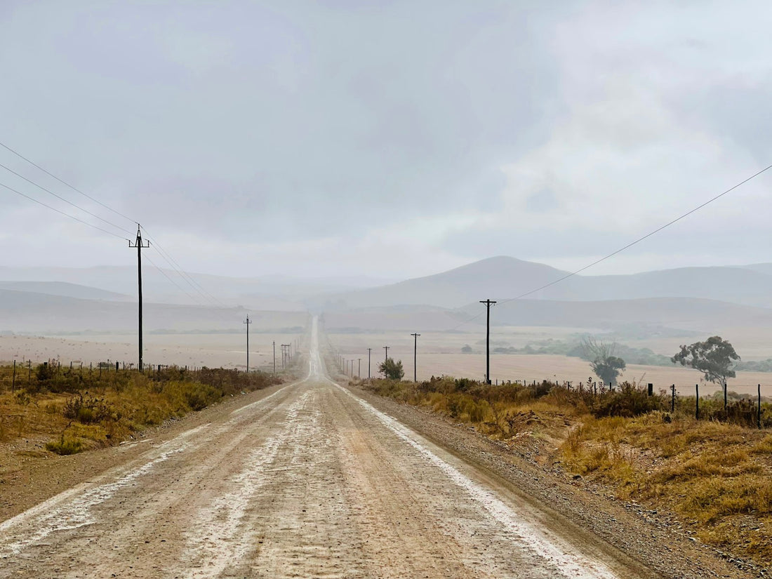 Piste en terre traversant un paysage africain